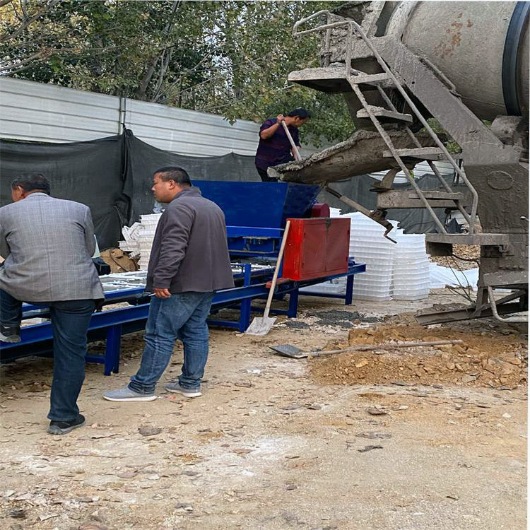 現(xiàn)場罐車正常出料，進(jìn)入到預(yù)制件設(shè)備料斗內(nèi)